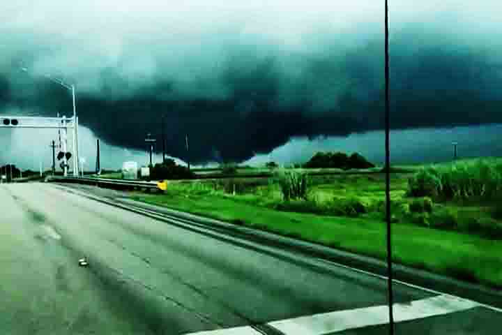 Primeiro, há uma diferenciação simples de nomenclatura e regionalismo. Furacões, tufões e ciclones são fenômenos que recebem diferentes nomes conforme a região em que ocorrem. 