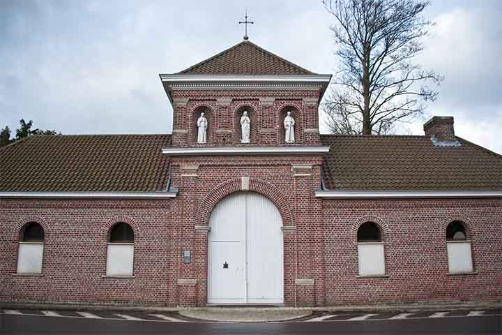 Com a queda do Império Romano, a produção de cerveja na Europa diminuiu. No entanto, na Idade Média, vários mosteiros passaram a fabricar cerveja, empregando diversas ervas para aromatizá-la, como mírica, rosmarino, louro, sálvia, gengibre e lúpulo. 
