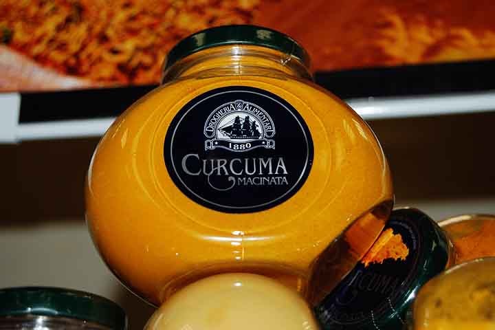 Esta planta medicinal melhora as funções das células do pâncreas, que é o órgão responsável pela secreção do hormônio insulina, ajudando a diminuir os níveis de glicose no sangue. 