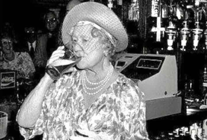 A partir das décadas finais do século XX, houve um movimento de resgate das tradições cervejeiras artesanais. Elas têm suas raízes nas tradições cervejeiras antigas, onde a produção era feita em pequena escala, utilizando métodos e ingredientes locais. 