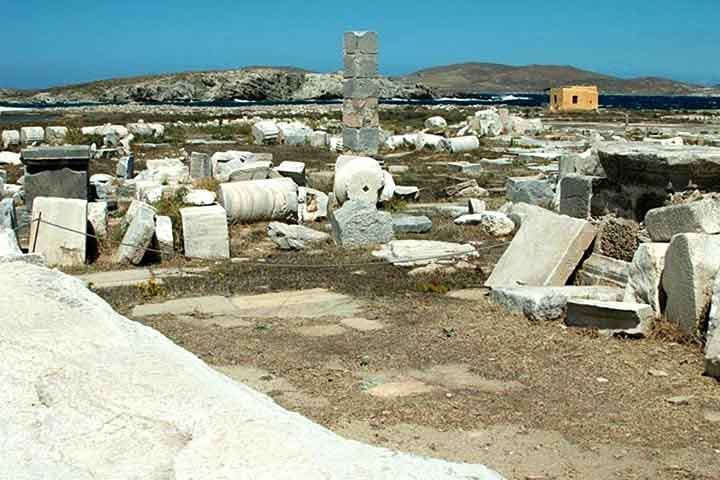 Essas casas possuíam um salão principal de recepção localizado em um pátio, rodeado por cômodos menores.