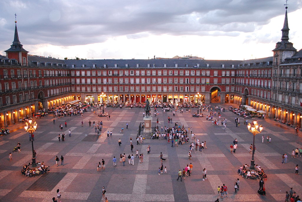 Plaza Mayor – Madri, Espanha
Construída no século XVII, encanta pelos edifícios simétricos e pelos arcos que a rodeiam. No passado, sediava mercados e eventos públicos, hoje é um ponto turístico essencial de Madri. Sua atmosfera vibrante a torna especial.