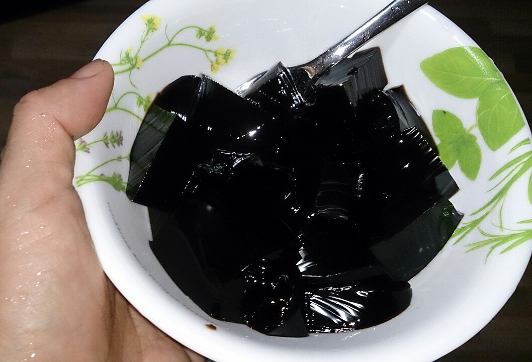 O processo inicial é a retirada dessas raspas de pele. Ele é composto de grandes equipamentos e recipientes, que fervem os tecidos, com mistura de água e vinagres.