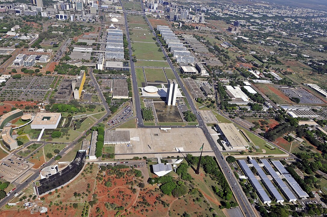 Praça dos Três Poderes – Brasília, DF - Projetada por Oscar Niemeyer e inaugurada em 1960, é um marco da arquitetura modernista. Cercada pelo Palácio do Planalto, Congresso Nacional e Supremo Tribunal Federal, simboliza a democracia brasileira. Seu amplo espaço e esculturas icônicas, como Os Candangos, tornam o local impressionante.