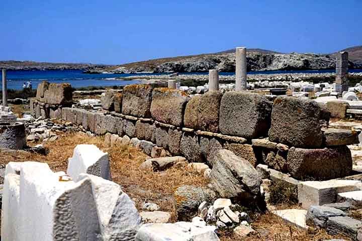 As estruturas residenciais eram erguidas com paredes de alvenaria de entulho unidas por argila e revestidas com uma camada de argamassa de cal. 