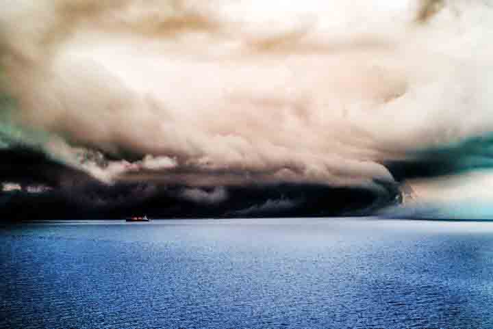 Os ciclones se formam quando o ar quente e úmido do oceano sobe, criando uma área de baixa pressão que atrai o ar circundante, resultando na formação de nuvens de chuva. 