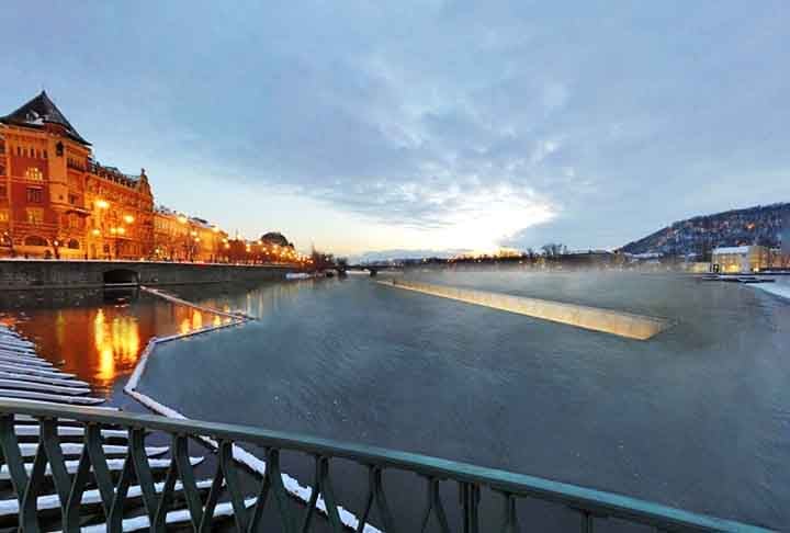 O Monumento Vaclav Havel (República Tcheca) homenageia o ex-presidente do país, Vaclav Havel. Ele faleceu em 2011, aos 75, com o monumento sendo erguido em 2016.