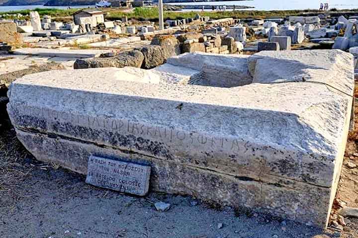Algumas dessas paredes, segundo os historiadores, eram feitas com blocos de cantaria de calcário.