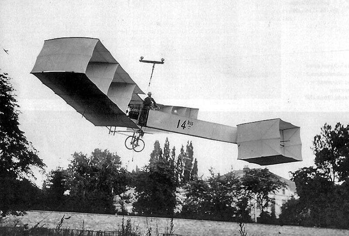 A bordo do 14-Bis, Dumont que fez o primeiro voo homologado da história, ao decolar, voar por 60 metros em 7 segundos e pousar, em 23/10/1906. A data tornou-se o Dia do Aviador e da Força Aérea no Brasil. 