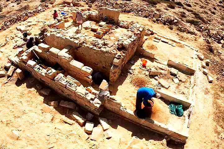 Os arqueólogos também encontraram tigelas importadas, evidenciando a participação do assentamento em redes comerciais que se estendiam por outras regiões. 