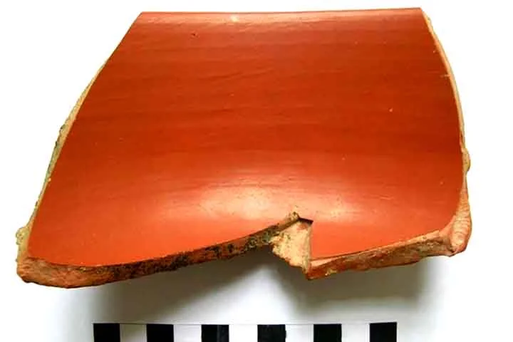 Além disso, foram descobertos pedaços de cerâmica sigillata cipriota, caracterizada por seu acabamento refinado e o brilho vermelho típico, amplamente produzida entre o século 1 a.C. e o século 1 d.C.