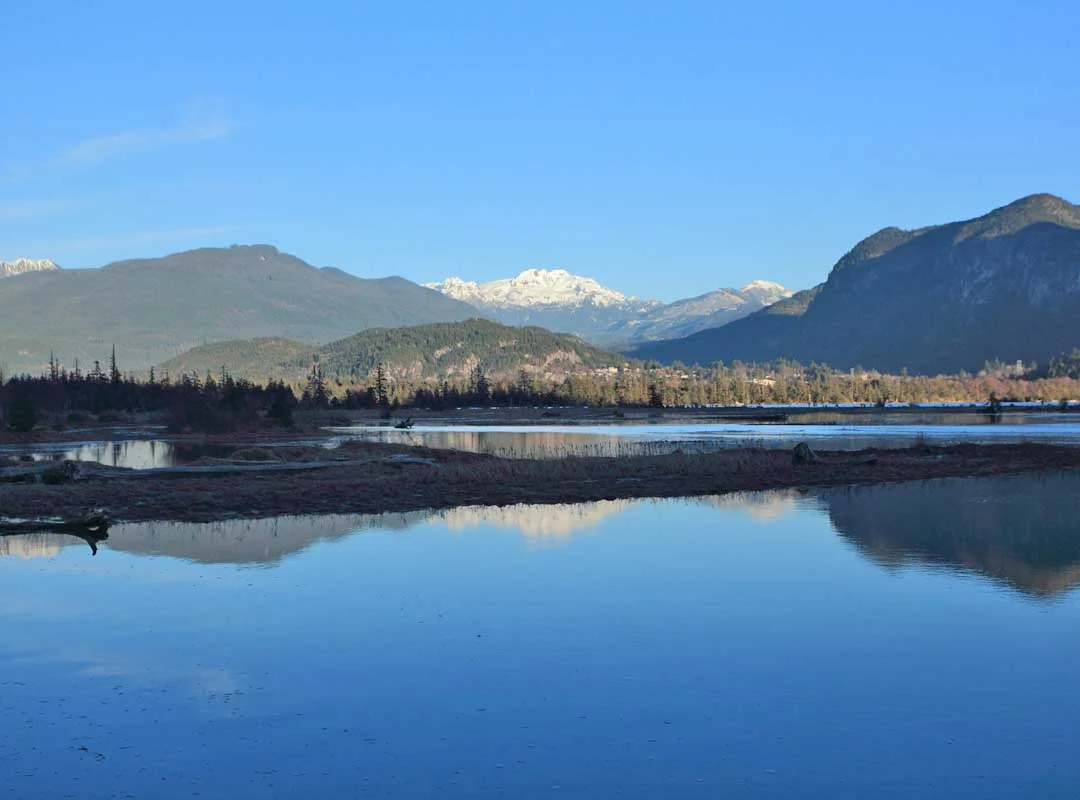 Fiorde Howe Sound - Canadá - Fica a noroeste de Vancouver. Tem 42 km de extensão e possui um pequeno afloramento de rocha vulcânica  chamado de  Centro Vulcânico de Watts Point . Possui várias ilhas habitadas no percurso.
