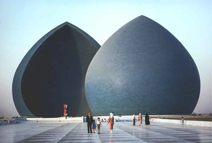 O Monumento Al Shaheed de Bagdá (Iraque) é dedicado aos soldados iraquianos que morreram na Guerra Irã-Iraque, que se deu entre 1980 e 1988. A obra foi levantada em 1983, quando a guerra ainda ocorria.