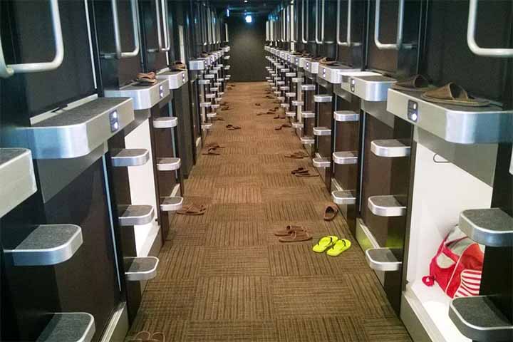 Outra desvantagem é que as cápsulas podem parecer apertadas, especialmente para pessoas mais altas ou que se sentem desconfortáveis em espaços pequenos e fechados.