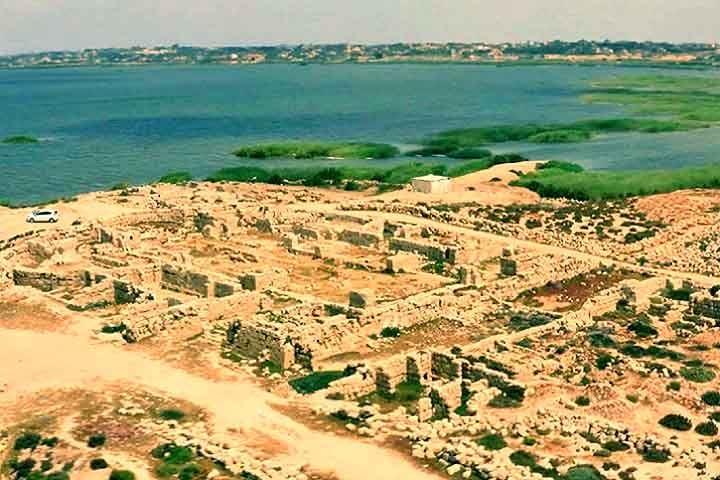 Darazya fica na região de Mareotis, no norte do Egito. Seu nome deriva do antigo Lago Mareotis (hoje conhecido como Lago Mariut), que desempenhou um papel crucial na vida econômica e social do Egito antigo