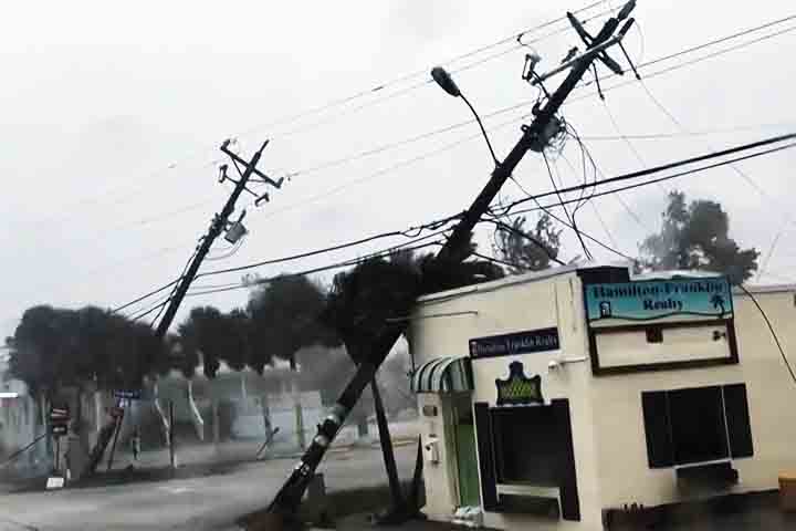 Furacões frequentemente causam destelhamentos, destruição de carros e imóveis, quedas de postes e árvores, apagões elétricos. Também provocam inundações, deslizamentos e prejuízos econômicos graves.