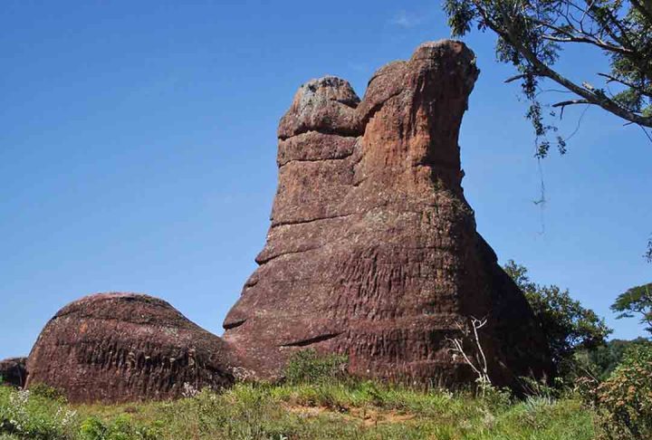 Pedra da Bota, Paraná: A Garrafa de Coca-Cola não é a única formação geológica curiosa no Parque Estadual de Vila Velha. Essa com formato de bota é outra que atrai a atenção de curiosos.