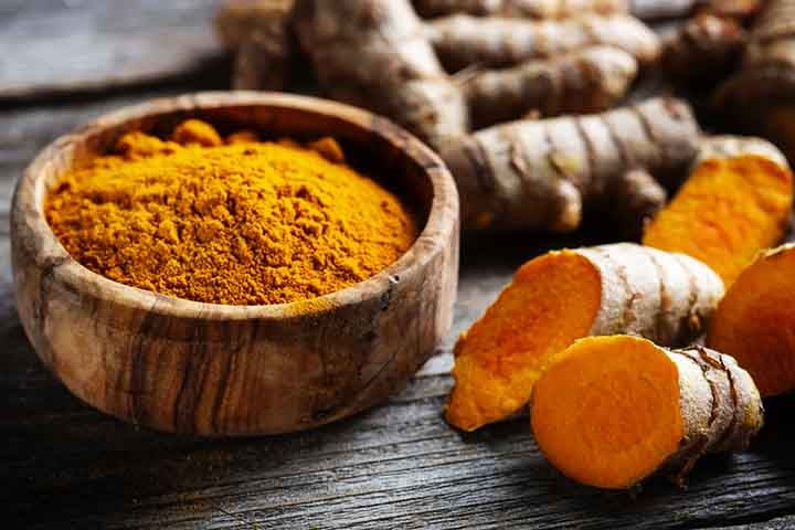 Embora a cúrcuma seja considerada segura quando consumida em quantidades equilibradas, ela pode ser contraindicada para pessoas com problemas de vesícula biliar, com refluxo gastroesofágico, para gestantes e lactantes, com problemas renais e/ou hepáticos.