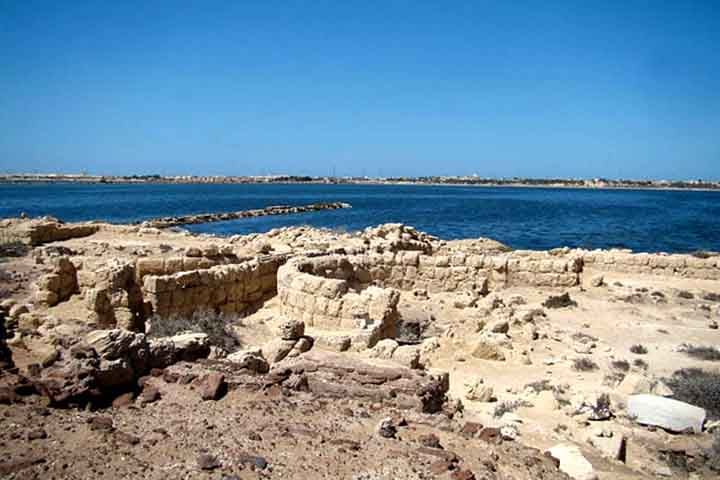 A cidade de Marea, situada na margem sul do lago, era considerada um importante porto durante o período romano.