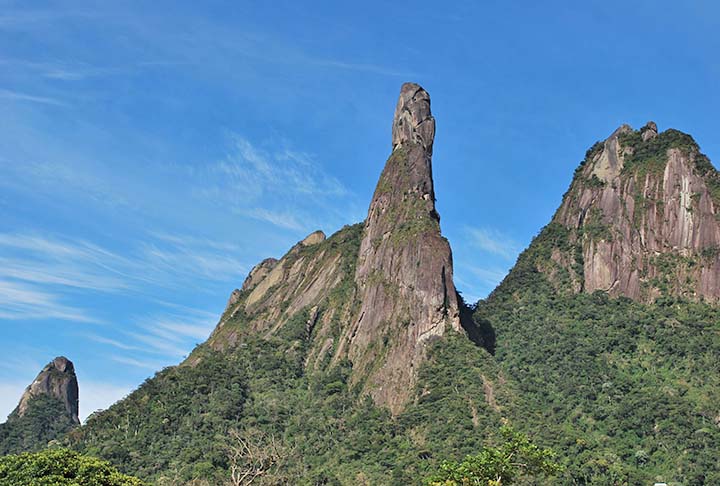 Dedo de Deus, Rio de Janeiro: Esse pico é famoso por se parecer com uma mão apontando o dedo indicador para o céu. Fica localizado no Parque Nacional da Serra dos Órgãos, em Teresópolis e é considerado um dos berços da escalada no Brasil.