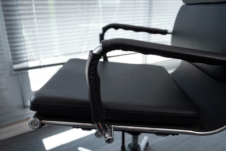 Se possível, use uma cadeira ergonômica com suporte lombar.