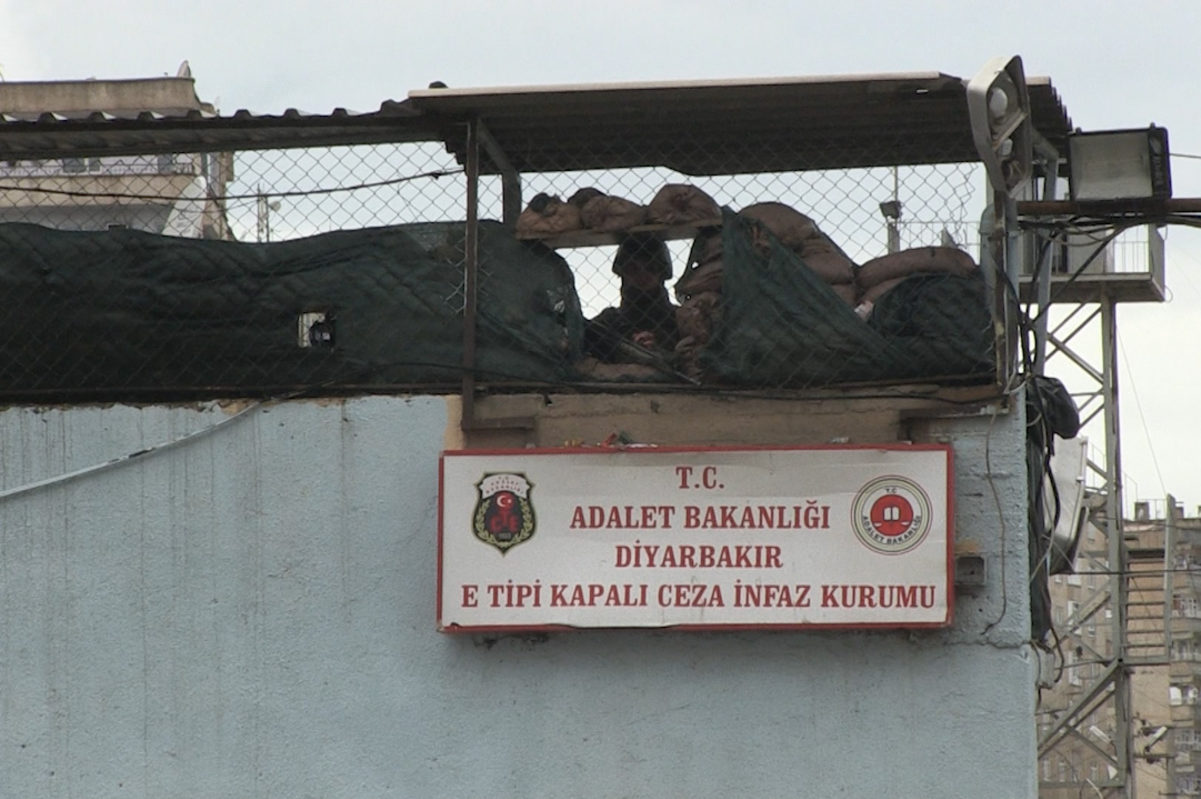 Construída originalmente como uma prisão militar em 1980, a instalação foi convertida em uma prisão de segurança máxima em 1981. Ao longo dos anos, não foram poucas as alegações de tortura e tratamento cruel dos detentos.
