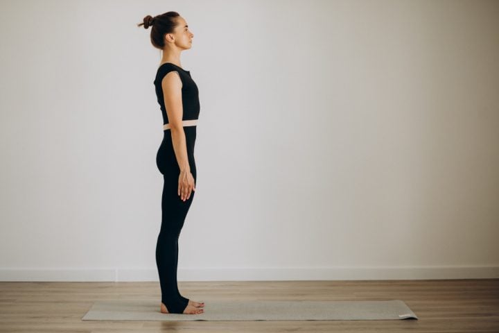 Mantenha uma boa postura: Evite ficar curvado ao sentar, andar ou ficar em pé. Ao trabalhar em frente ao computador, mantenha as costas retas, os ombros relaxados e os pés apoiados no chão.