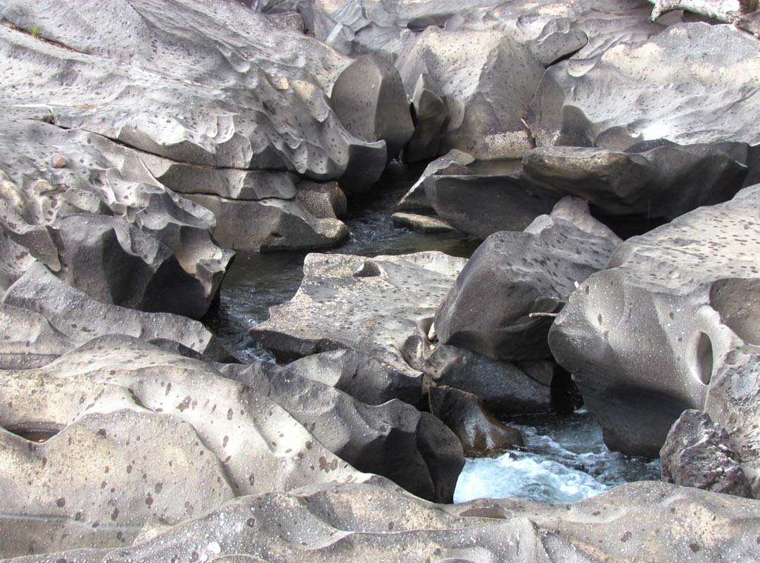 Vale da Lua, Goiás:  Localizada na Chapada dos Veadeiros, essa é uma rocha esculpida pelas águas claras do Rio São Miguel, criando uma paisagem que se assemelha à lua, com muitas crateras no solo. Veja agora outras formações intrigantes pelo mundo!