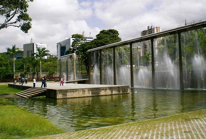 O termo Venezuela foi adotado para descrever a região e acabou se tornando o nome oficial do país após a independência da Espanha. O nome reflete a conexão histórica e cultural com a exploração e a percepção europeia da região.
