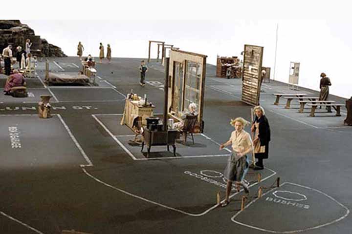 Dogville é uma pacata cidade localizada na região das Montanhas Rochosas nos Estados Unidos. Os seus moradores são pessoas boas e honestas e vivem suas vidas normalmente até o dia em que tiros são escutados e uma jovem chamada Grace (Nicole Kidman) chega ao local.