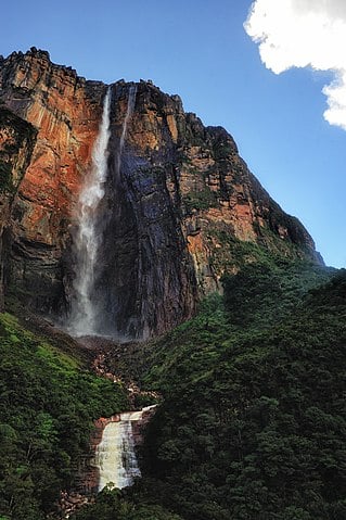Maior cachoeira (em altura):  Salto Ángel (Venezuela) - 979m de altura, sendo 807m em queda livre. 