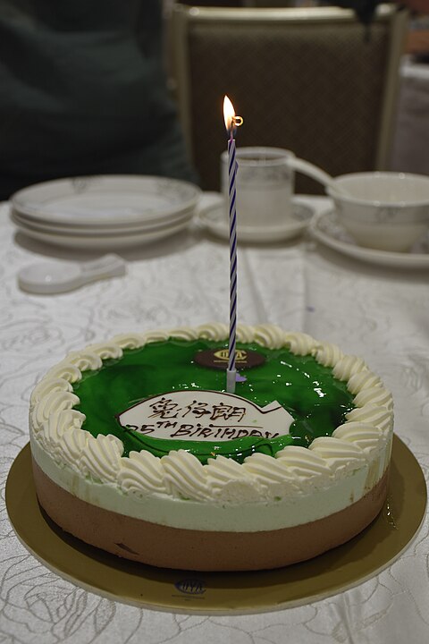 Ágar-ágar é uma gelatina derivada de algas marinhas vermelhas que é usada na culinária, medicina, indústria e laboratório, sendo rica em fibras e uma boa opção para os veganos.