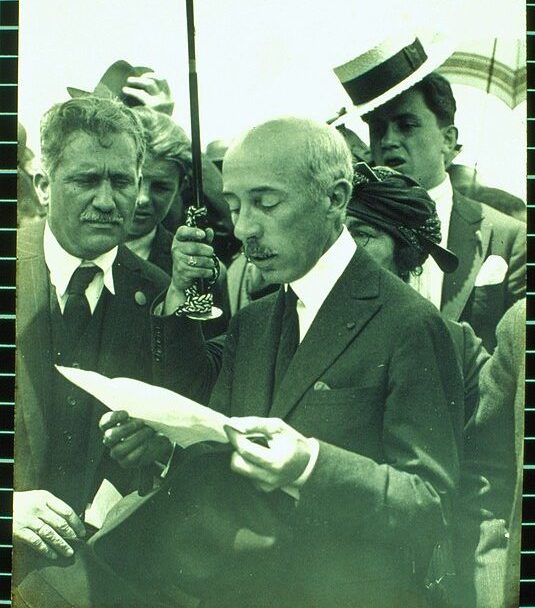 No livro O que eu vi, o que nós veremos, Dumont transcreve cartas que ele enviou ao governo brasileiro (na época Estados Unidos do Brasil) sobre o atraso da indústria aeronáutica no país. 