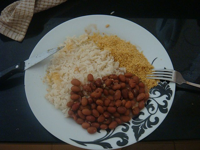 Ambos têm carboidratos e vitaminas do complexo B. Juntos, fazem um prato nutritivo e delicioso. Algumas pessoas gostam de acrescentar uma farofinha...