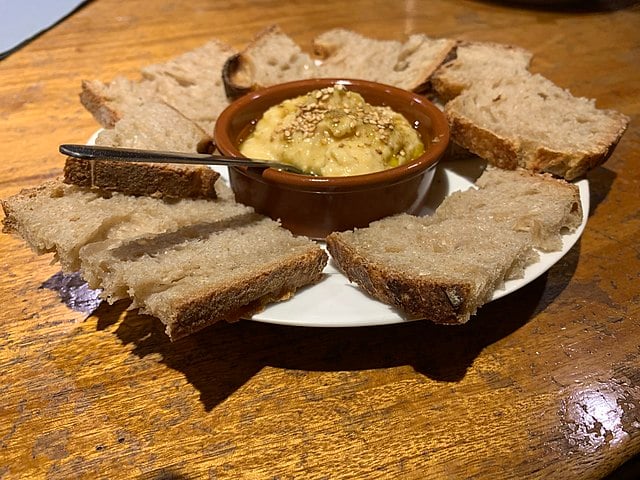 O homus é um dos pratos mais conhecidos feitos com grão-de-bico. De origem do Sudeste Asiático, essa pasta cremosa é preparada com grão-de-bico cozido, tahine (pasta de gergelim), suco de limão, alho e azeite de oliva.