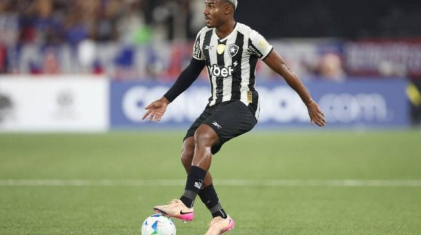 Lateral continua como opção no time para a temporada após negociações com Nottingham Forest e Brighton não avançarem