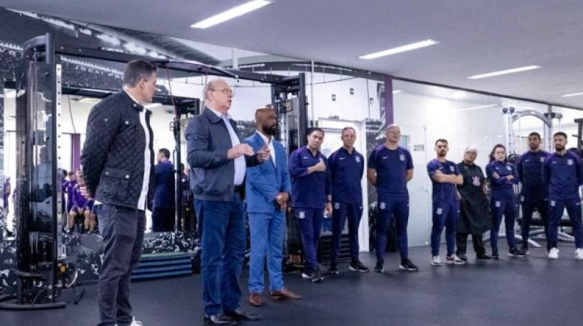 Cúpula alvinegra quer quitar todas as dívidas com o time e não descarta uma possível liberação do holandês 