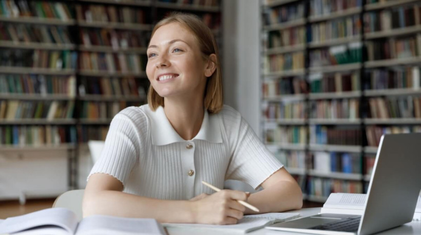 Aprender com estratégia faz toda a diferença na hora da prova (Imagem: fizkes | Shutterstock)