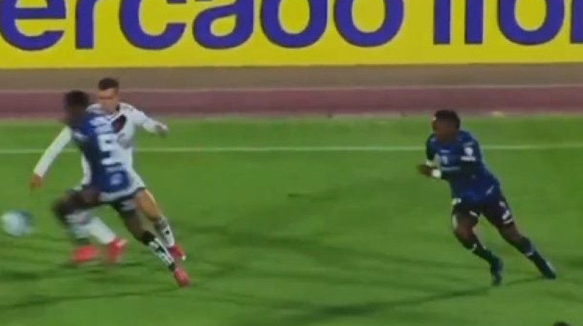 Lateral recebeu cartão vermelho aos 12 minutos e deixou o time com um a menos na altitude de Quito, no Equador