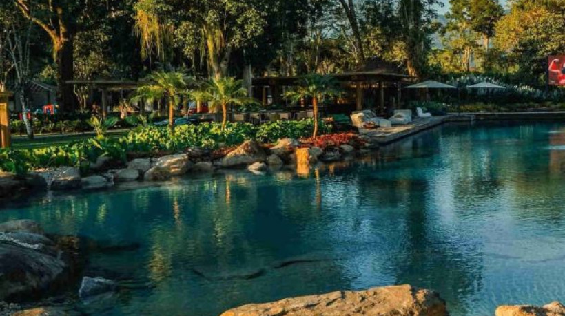 O local já se tornou alvo de disputa judicial, quando a Prefeitura de Mangaratiba interditou a obra em julho de 2023 sob alegação de infrações