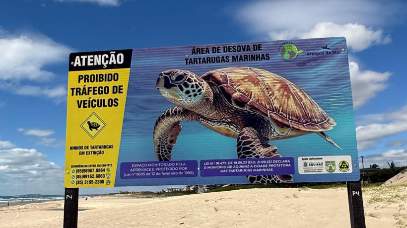 Placa de proibição de tráfego na orla de Aquiraz em defesa das tartarugas