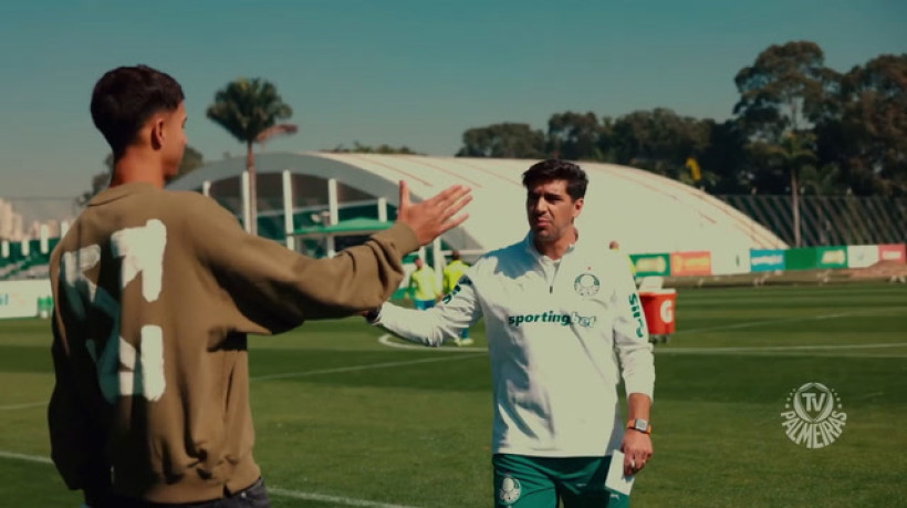 De férias no Manchester City, Vitor Reis visita Palmeiras