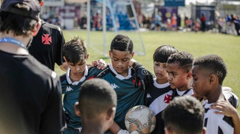 Equipe sub-11 cruz-maltina arrasa time merengue por 10 a 0 na abertura da IberCup 2025, no Clube da Aeronáutica da Barra, no Rio