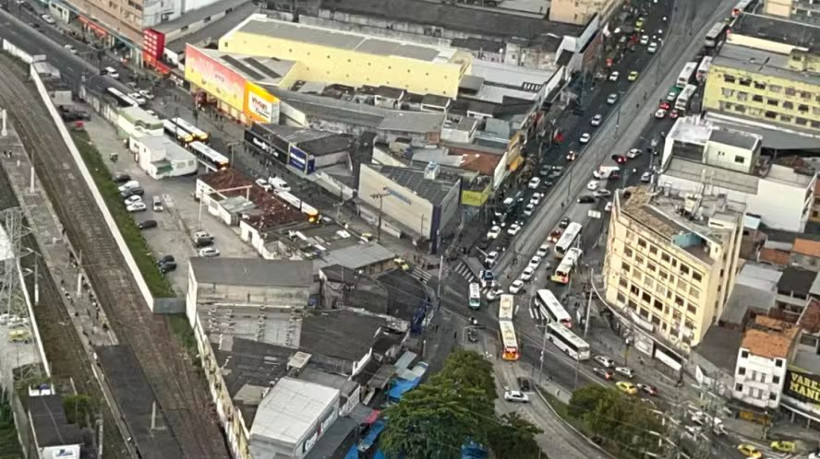 Criminosos sequestram 14 ônibus e interditam vias após operação policial no Rio de Janeiro