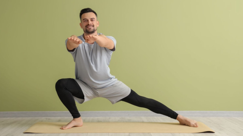 O yoga tem benefícios à saúde do homem que vão muito além da flexibilidade (Imagem: Pixel-Shot | Shutterstock)