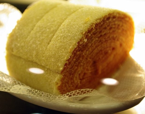 O bolo de rolo é um doce típico de Pernambuco, considerado um símbolo da culinária nordestina. Sua origem remonta ao século XIX, com influência direta da doçaria portuguesa.