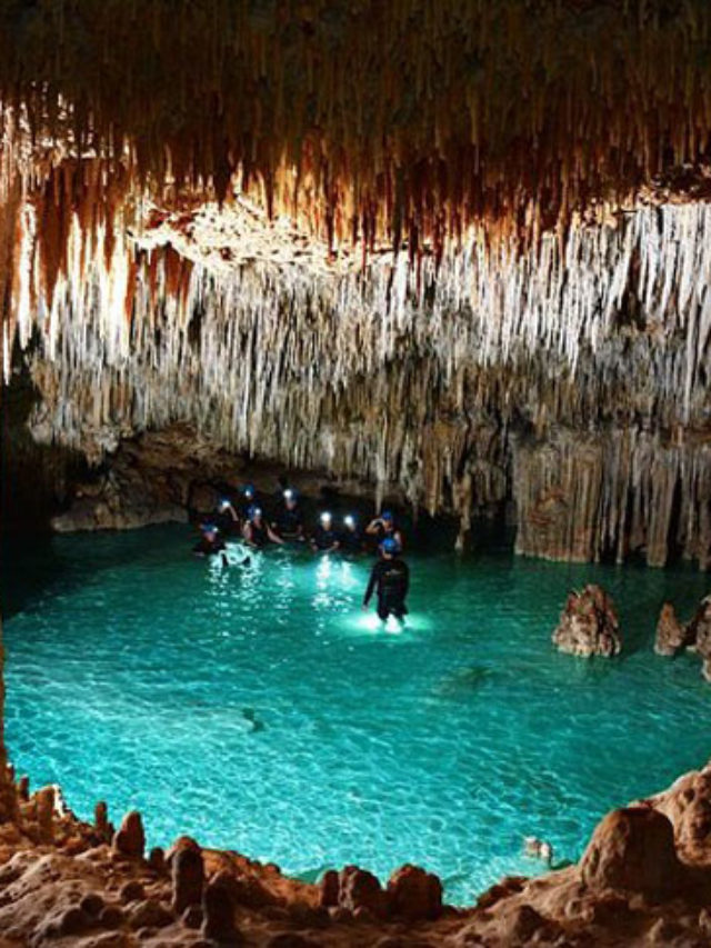 Caverna dos Cristais (México) - Fica na mina de Naica, no estado de Chihuahua. Tem cristais gigantes de selenite, alguns dos maiores do mundo, e faz tanto calor lá dentro que a visita tem que ser rápida. Fica a 120 metros de profundidade e a temperatura chega a 50ºC. 