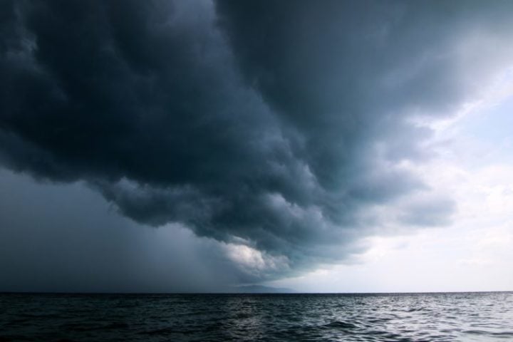 Uma tormenta, por sua vez, é um termo mais amplo e genérico, usado para indicar tempestades fortes com ventos, chuvas ou trovoadas. Pode referir-se a qualquer tipo de perturbação atmosférica intensa.