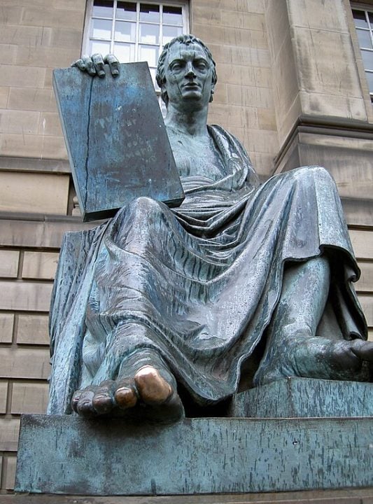 Estátua de David Hume, Edimburgo (Escócia): David Hume, um dos mais influentes filósofos do ocidente, foi homenageado com um monumento em Edimburgo, cidade onde viveu. Diz a lenda que encostar no dedão do pé direito da estátua traz sorte.