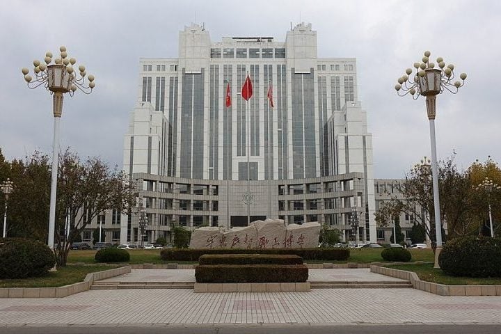 Mesmo com as dificuldades, Yanchen conseguiu concluir o vestibular deitado em um tapete e foi aprovado em Engenharia de Energia na Universidade Dezhou. 